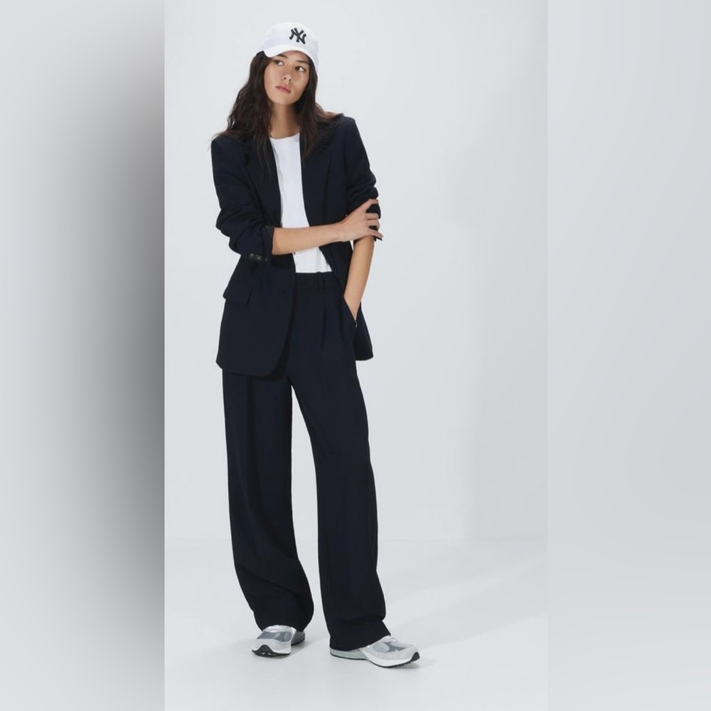 NWT - ARITZIA Effortless Pant Size 8